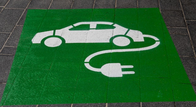 znak ładowania elektrycznego auta