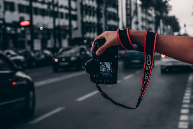 aparat fotograficzny skierowany na ulicę
